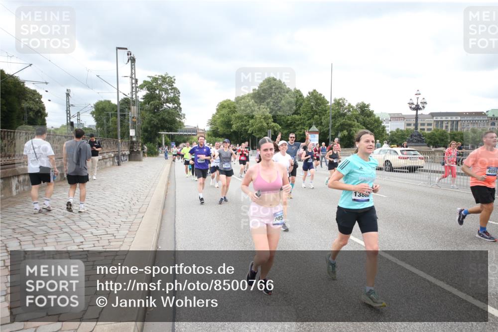 29.06.2025 - hella hamburg halbmarathon Jannik Wohlers http://msf.ph/oto/8500766 29.06.2025 10:57:26 Lombardsbrücke 1123, 1242, 1248, 1265, 2015, 2451, 2567, 2900, 3191, 3644, 3954, 4059, 4521, 4830, 5632, 6316, 6337, 6916, 7172, 7193, 7556, 8159, 8474, 8713, 8773, 9059, 9233, 9318, 9394, 9398, 9436, 9607, 9613, 9840, 10070, 10352, 10380, 10461, 10513, 10551, 10560, 10578, 10629, 10630, 10912, 11013, 11026, 11193, 11263, 11266, 11267, 11353, 11377, 13176, 13352, 13364, 13804, 13882, 14290, 14453, 14507, 15510, 15552, 15800, 15956, 16082 meine-sportfotos.de