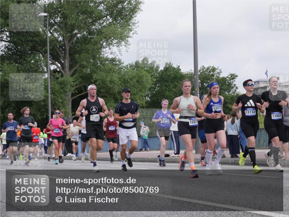 29.06.2025 - hella hamburg halbmarathon Luisa Fischer http://msf.ph/oto/8500769 29.06.2025 10:06:42 Kennedybrücke 7306, 1637, 16621, 5464, 6453, 7277, 4307, 12212, 13732, 1221, 13857, 2594, 4307, 4511, 4587, 5384, 5396, 5464, 6391, 6453, 7006, 7277, 7278, 7279, 7306, 7935 meine-sportfotos.de