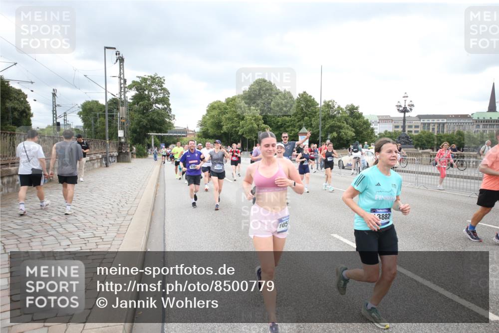29.06.2025 - hella hamburg halbmarathon Jannik Wohlers http://msf.ph/oto/8500779 29.06.2025 10:57:27 Lombardsbrücke 1123, 1242, 1248, 1265, 2015, 2451, 2567, 2900, 3191, 3644, 3936, 3954, 4059, 4429, 4521, 4830, 6316, 6337, 6916, 7172, 7193, 7556, 8159, 8474, 8713, 8773, 9059, 9394, 9398, 9436, 9607, 9613, 9840, 10070, 10352, 10380, 10461, 10513, 10551, 10560, 10578, 10629, 10630, 10737, 10912, 11013, 11026, 11193, 11263, 11266, 11267, 11353, 11377, 13176, 13352, 13364, 13804, 13882, 14290, 14453, 14507, 15510, 15552, 15800, 15956, 16082 meine-sportfotos.de