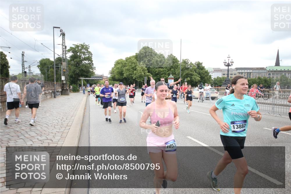 29.06.2025 - hella hamburg halbmarathon Jannik Wohlers http://msf.ph/oto/8500795 29.06.2025 10:57:27 Lombardsbrücke 1123, 1242, 1248, 1265, 2015, 2451, 2567, 2900, 3191, 3644, 3936, 3954, 4059, 4429, 4521, 4830, 6316, 6337, 6916, 7172, 7193, 7556, 8159, 8474, 8713, 8773, 9059, 9394, 9398, 9436, 9607, 9613, 9840, 10070, 10352, 10380, 10461, 10513, 10551, 10560, 10578, 10629, 10630, 10737, 10912, 11013, 11026, 11193, 11263, 11266, 11267, 11353, 11377, 13176, 13352, 13364, 13804, 13882, 14290, 14453, 14507, 15510, 15552, 15800, 15956, 16082 meine-sportfotos.de