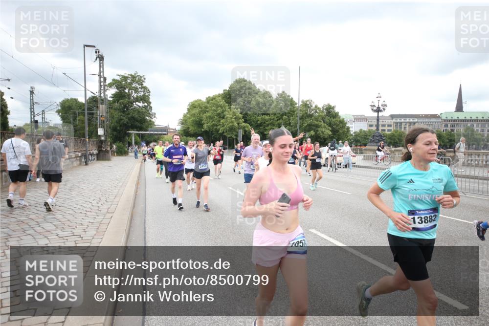 29.06.2025 - hella hamburg halbmarathon Jannik Wohlers http://msf.ph/oto/8500799 29.06.2025 10:57:27 Lombardsbrücke 1123, 1242, 1248, 1265, 2015, 2451, 2567, 2900, 3191, 3644, 3936, 3954, 4059, 4429, 4521, 4830, 6316, 6337, 6916, 7172, 7193, 7556, 8159, 8474, 8713, 8773, 9059, 9394, 9398, 9436, 9607, 9613, 9840, 10070, 10352, 10380, 10461, 10513, 10551, 10560, 10578, 10629, 10630, 10737, 10912, 11013, 11026, 11193, 11263, 11266, 11267, 11353, 11377, 13176, 13352, 13364, 13804, 13882, 14290, 14453, 14507, 15510, 15552, 15800, 15956, 16082 meine-sportfotos.de
