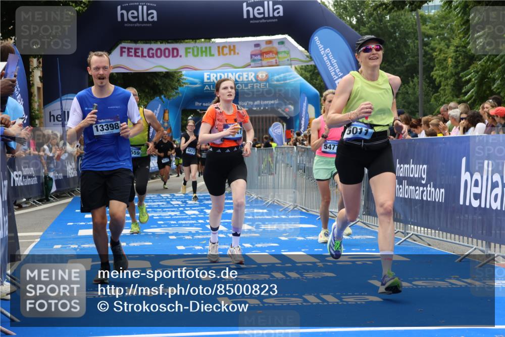 29.06.2025 - hella hamburg halbmarathon Strokosch-Dieckow http://msf.ph/oto/8500823 29.06.2025 10:42:51 Ziel 4823, 5011, 5477, 7035, 7105, 13398, 13725, 14447, 14560, 14813, 14849, 15297, 15301, 15851, 18559, 18659 meine-sportfotos.de