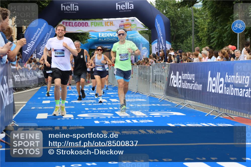29.06.2025 - hella hamburg halbmarathon Strokosch-Dieckow http://msf.ph/oto/8500837 29.06.2025 10:53:10 Ziel 2074, 2111, 2208, 3059, 3258, 4121, 7312, 7383, 7864, 8273, 8361, 9142, 9537, 12875, 14323, 15179, 16929, 16986, 19208 meine-sportfotos.de