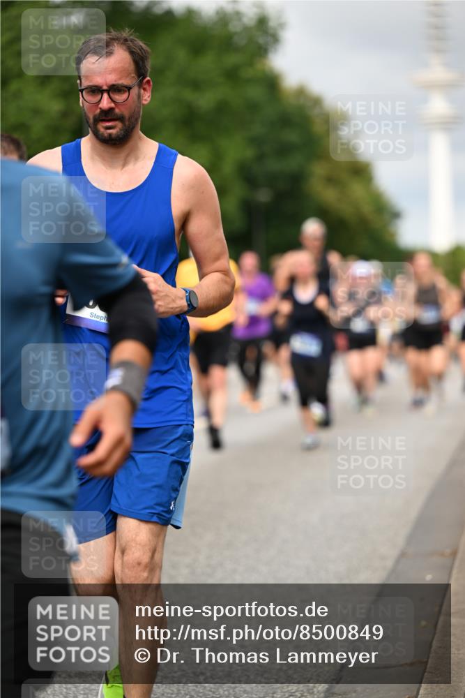 29.06.2025 - hella hamburg halbmarathon Dr. Thomas Lammeyer http://msf.ph/oto/8500849 29.06.2025 10:24:48 Kennedybrücke 1011, 1046, 1069, 1154, 1471, 1474, 1534, 2053, 2064, 2101, 2834, 3733, 3842, 4154, 4166, 4288, 4422, 4754, 4869, 5181, 5811, 5812, 5831, 5937, 6608, 6844, 6951, 7101, 7131, 8025, 8113, 8146, 8588, 8738, 8940, 9005, 9011, 9236, 9873, 9981, 10039, 10041, 10595, 10613, 10647, 10754, 11100 meine-sportfotos.de