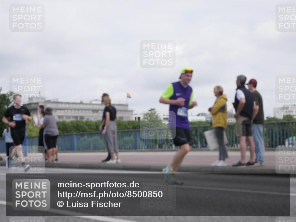 29.06.2025 - hella hamburg halbmarathon Luisa Fischer http://msf.ph/oto/8500850 29.06.2025 10:06:59 Kennedybrücke 1450, 2277, 2683, 4095, 5058, 6142, 8177, 8421, 8422, 8423, 8469, 8484, 9899 meine-sportfotos.de