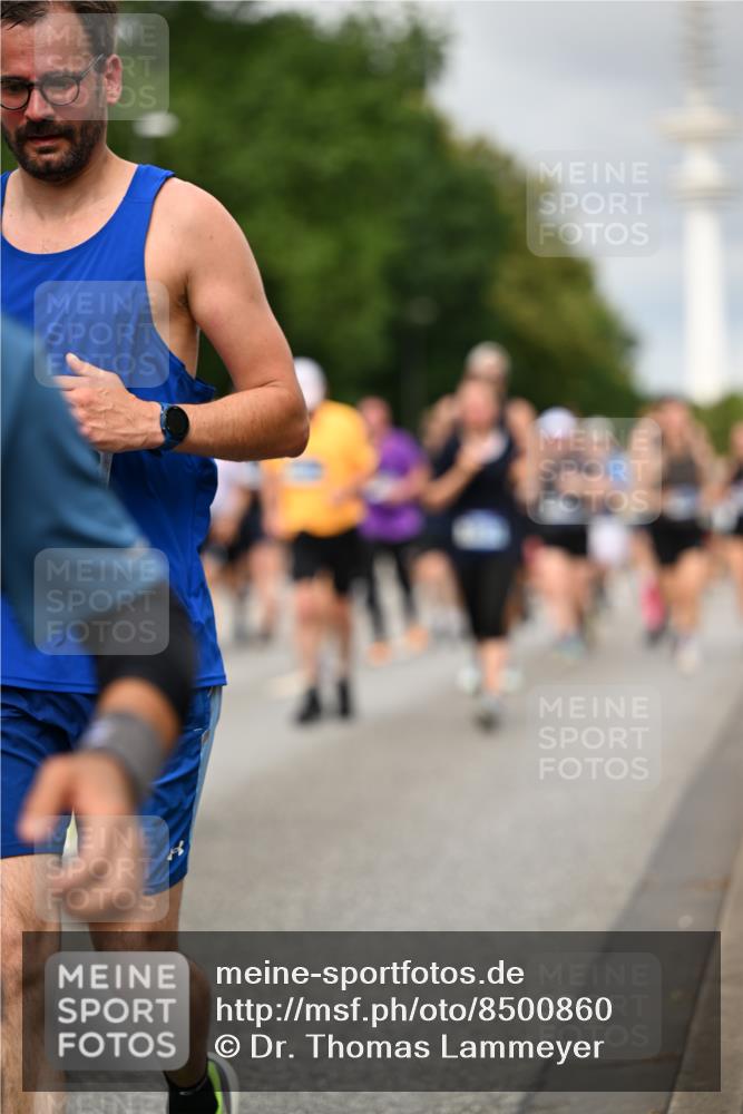 29.06.2025 - hella hamburg halbmarathon Dr. Thomas Lammeyer http://msf.ph/oto/8500860 29.06.2025 10:24:48 Kennedybrücke 1011, 1046, 1069, 1154, 1471, 1474, 1534, 2053, 2064, 2101, 2834, 3733, 3842, 4154, 4166, 4288, 4422, 4754, 4869, 5181, 5811, 5812, 5831, 5937, 6608, 6844, 6951, 7101, 7131, 8025, 8113, 8146, 8588, 8738, 8940, 9005, 9011, 9236, 9873, 9981, 10039, 10041, 10595, 10613, 10647, 10754, 11100 meine-sportfotos.de