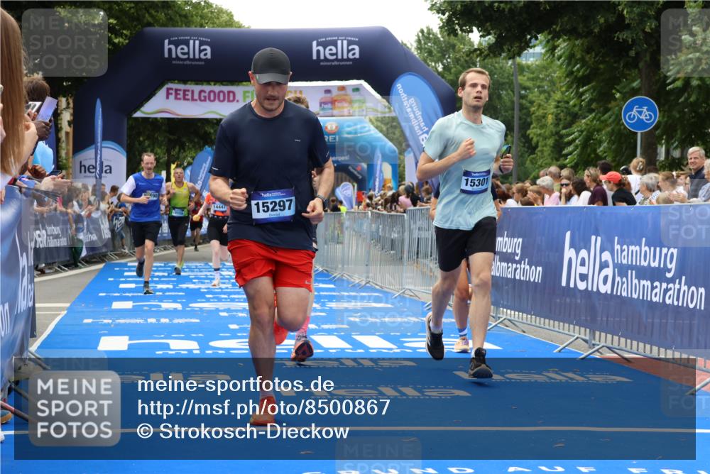 29.06.2025 - hella hamburg halbmarathon Strokosch-Dieckow http://msf.ph/oto/8500867 29.06.2025 10:42:48 Ziel 5011, 5477, 7105, 9371, 9534, 13398, 13725, 14447, 14560, 14813, 14849, 15297, 15301, 15851, 18559, 18659 meine-sportfotos.de