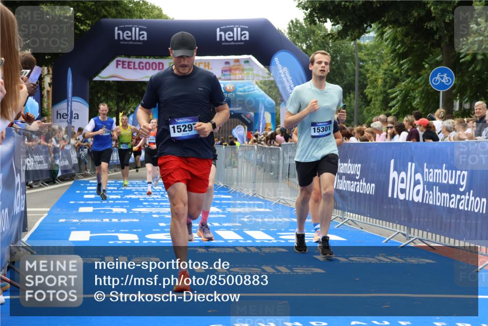 29.06.2025 - hella hamburg halbmarathon Strokosch-Dieckow http://msf.ph/oto/8500883 29.06.2025 10:42:48 Ziel 5011, 5477, 7105, 9371, 9534, 13398, 13725, 14447, 14560, 14813, 14849, 15297, 15301, 15851, 18559, 18659 meine-sportfotos.de