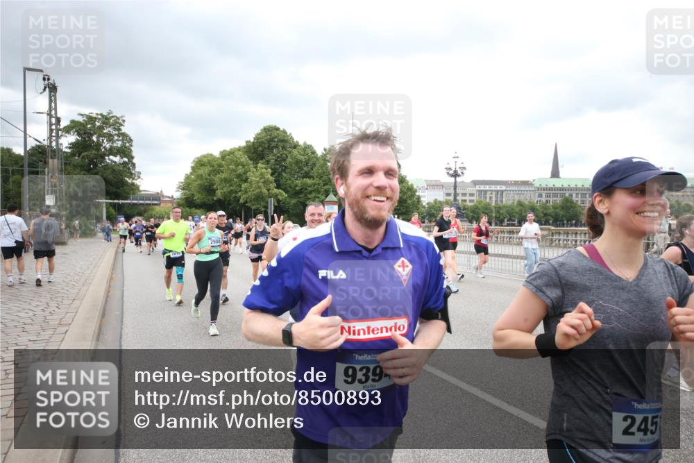 29.06.2025 - hella hamburg halbmarathon Jannik Wohlers http://msf.ph/oto/8500893 29.06.2025 10:57:30 Lombardsbrücke 1388, 2015, 2451, 2567, 2900, 3644, 3936, 4059, 4429, 5676, 6316, 6337, 6916, 7193, 7556, 7977, 7990, 8159, 8474, 8713, 8773, 9059, 9180, 9394, 9398, 9436, 9481, 9613, 9832, 9840, 10070, 10352, 10380, 10461, 10513, 10551, 10560, 10578, 10629, 10630, 10737, 10912, 11013, 11026, 11193, 11263, 11266, 11267, 11353, 11377, 11392, 11732, 12122, 13176, 13352, 13358, 13364, 13553, 13804, 13882, 14290, 14453, 14507, 14685, 15510, 15552, 15800, 15956, 16082 meine-sportfotos.de
