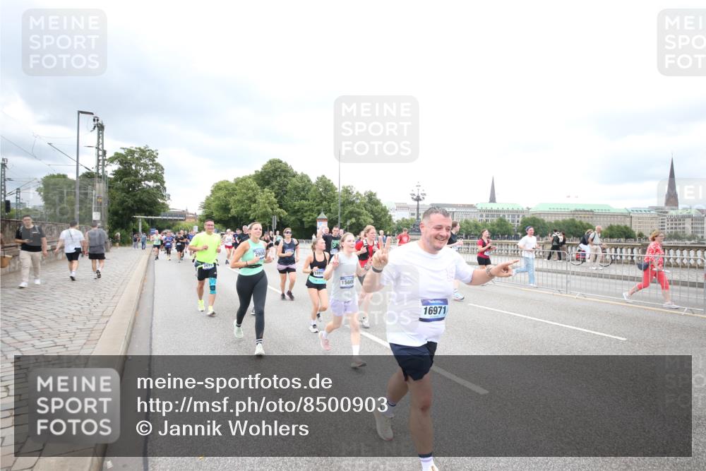 29.06.2025 - hella hamburg halbmarathon Jannik Wohlers http://msf.ph/oto/8500903 29.06.2025 10:57:30 Lombardsbrücke 1388, 2015, 2451, 2567, 2900, 3644, 3936, 4059, 4429, 5676, 6316, 6337, 6916, 7193, 7556, 7977, 7990, 8159, 8474, 8713, 8773, 9059, 9180, 9394, 9398, 9436, 9481, 9613, 9832, 9840, 10070, 10352, 10380, 10461, 10513, 10551, 10560, 10578, 10629, 10630, 10737, 10912, 11013, 11026, 11193, 11263, 11266, 11267, 11353, 11377, 11392, 11732, 12122, 13176, 13352, 13358, 13364, 13553, 13804, 13882, 14290, 14453, 14507, 14685, 15510, 15552, 15800, 15956, 16082 meine-sportfotos.de