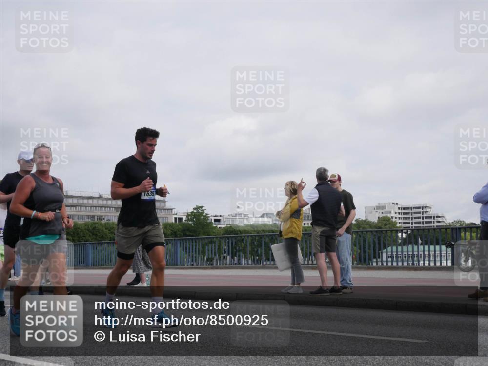 29.06.2025 - hella hamburg halbmarathon Luisa Fischer http://msf.ph/oto/8500925 29.06.2025 10:07:11 Kennedybrücke 16357, 1032, 1161, 1355, 2277, 2979, 4488, 4951, 5363, 7485, 8177, 9526 meine-sportfotos.de