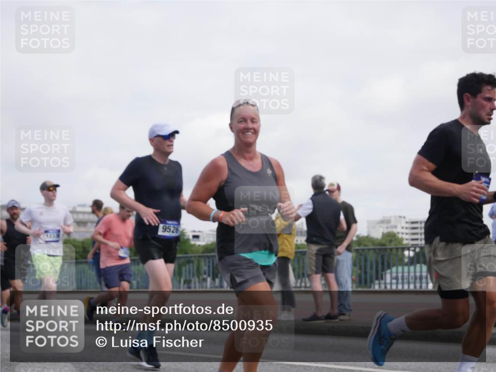29.06.2025 - hella hamburg halbmarathon Luisa Fischer http://msf.ph/oto/8500935 29.06.2025 10:07:12 Kennedybrücke 9526, 1233, 1032, 1161, 1355, 2277, 2979, 4488, 4951, 5363, 7485, 9526 meine-sportfotos.de