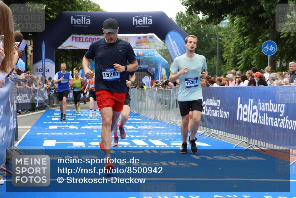 29.06.2025 - hella hamburg halbmarathon Strokosch-Dieckow http://msf.ph/oto/8500942 29.06.2025 10:42:48 Ziel 5011, 5477, 7105, 9371, 9534, 13398, 13725, 14447, 14560, 14813, 14849, 15297, 15301, 15851, 18559, 18659 meine-sportfotos.de