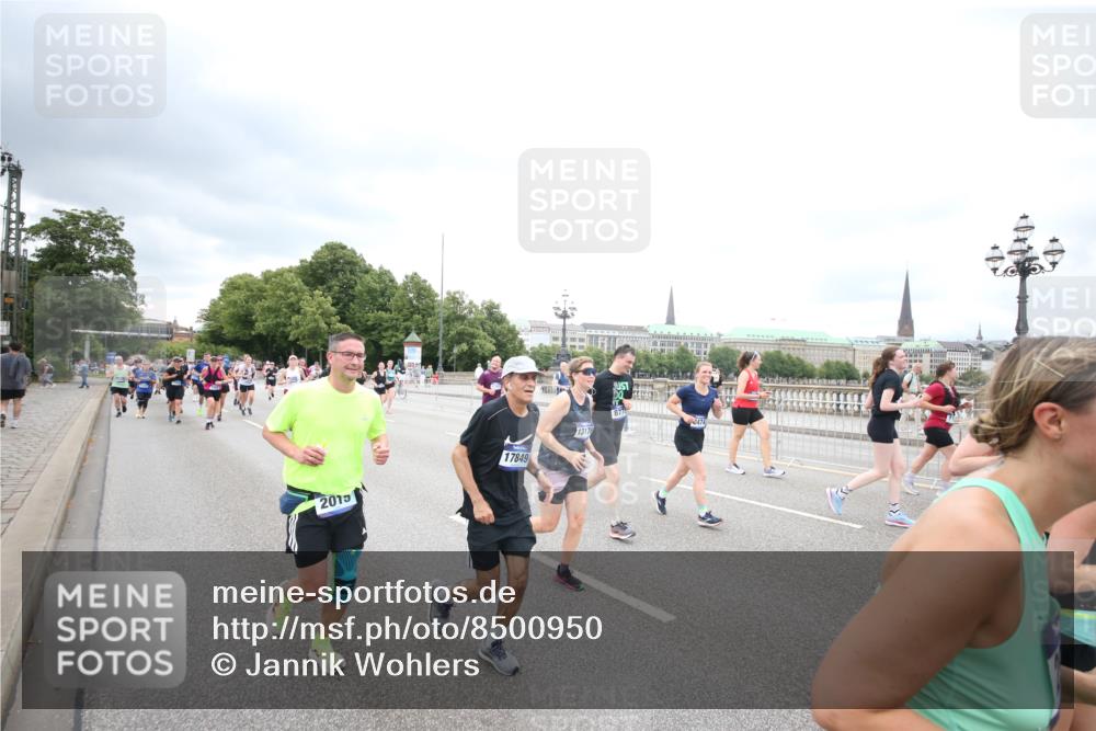 29.06.2025 - hella hamburg halbmarathon Jannik Wohlers http://msf.ph/oto/8500950 29.06.2025 10:57:32 Lombardsbrücke 1388, 2015, 2451, 2567, 2900, 3644, 3936, 4059, 4429, 5676, 6316, 6337, 7193, 7556, 7977, 7990, 8159, 8474, 8713, 8773, 9180, 9319, 9394, 9398, 9436, 9481, 9613, 9832, 9840, 10070, 10352, 10380, 10461, 10513, 10551, 10560, 10578, 10629, 10630, 10635, 10737, 10912, 11013, 11026, 11193, 11263, 11266, 11267, 11353, 11377, 11392, 11732, 12122, 13176, 13352, 13358, 13364, 13553, 13804, 13882, 14290, 14453, 14507, 14685, 15510, 15552, 15800, 15956, 16082, 16349 meine-sportfotos.de