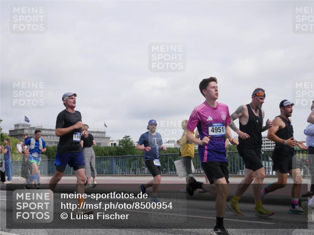 29.06.2025 - hella hamburg halbmarathon Luisa Fischer http://msf.ph/oto/8500954 29.06.2025 10:07:14 Kennedybrücke 536, 116, 297, 4951, 1032, 1161, 1355, 2979, 3488, 4488, 4951, 5363, 7485, 9526 meine-sportfotos.de