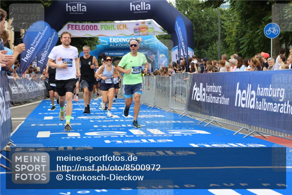 29.06.2025 - hella hamburg halbmarathon Strokosch-Dieckow http://msf.ph/oto/8500972 29.06.2025 10:53:10 Ziel 2074, 2111, 2208, 3059, 3258, 4121, 7312, 7383, 7864, 8273, 8361, 9142, 9537, 12875, 14323, 15179, 16929, 16986, 19208 meine-sportfotos.de