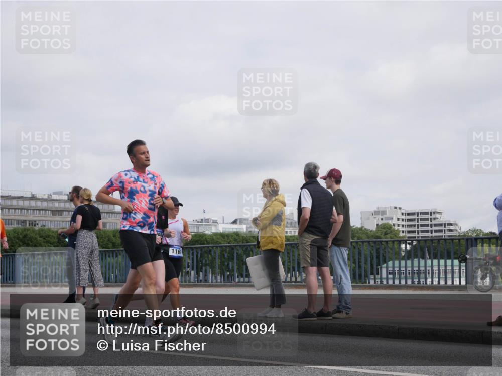 29.06.2025 - hella hamburg halbmarathon Luisa Fischer http://msf.ph/oto/8500994 29.06.2025 10:07:20 Kennedybrücke 108, 1161, 1032, 1161, 1367, 3488, 4488, 5363, 5976, 6706, 6709, 10756 meine-sportfotos.de
