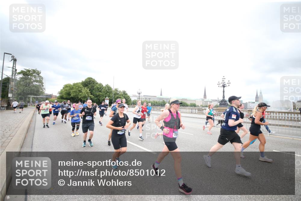 29.06.2025 - hella hamburg halbmarathon Jannik Wohlers http://msf.ph/oto/8501012 29.06.2025 10:57:37 Lombardsbrücke 1388, 2169, 2273, 2275, 2900, 3644, 3936, 4429, 5676, 6316, 6337, 7193, 7556, 7783, 7977, 7990, 8439, 8440, 8441, 8442, 8474, 8512, 8713, 8773, 8888, 9180, 9319, 9394, 9398, 9436, 9481, 9832, 10058, 10352, 10380, 10513, 10560, 10635, 10737, 10912, 11013, 11037, 11263, 11266, 11267, 11353, 11392, 11615, 11636, 11732, 12122, 13176, 13352, 13358, 13364, 13553, 13804, 14290, 14453, 14507, 14533, 14634, 14685, 15282, 15510, 15552, 15800, 15916, 16349, 17881 meine-sportfotos.de