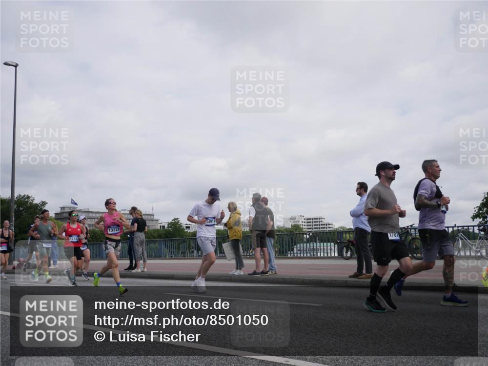 29.06.2025 - hella hamburg halbmarathon Luisa Fischer http://msf.ph/oto/8501050 29.06.2025 10:07:27 Kennedybrücke 1075, 12004, 17437, 13327, 14917, 1707, 1367, 1377, 1674, 3413, 5354, 5365, 5976, 6706, 6709, 10756 meine-sportfotos.de