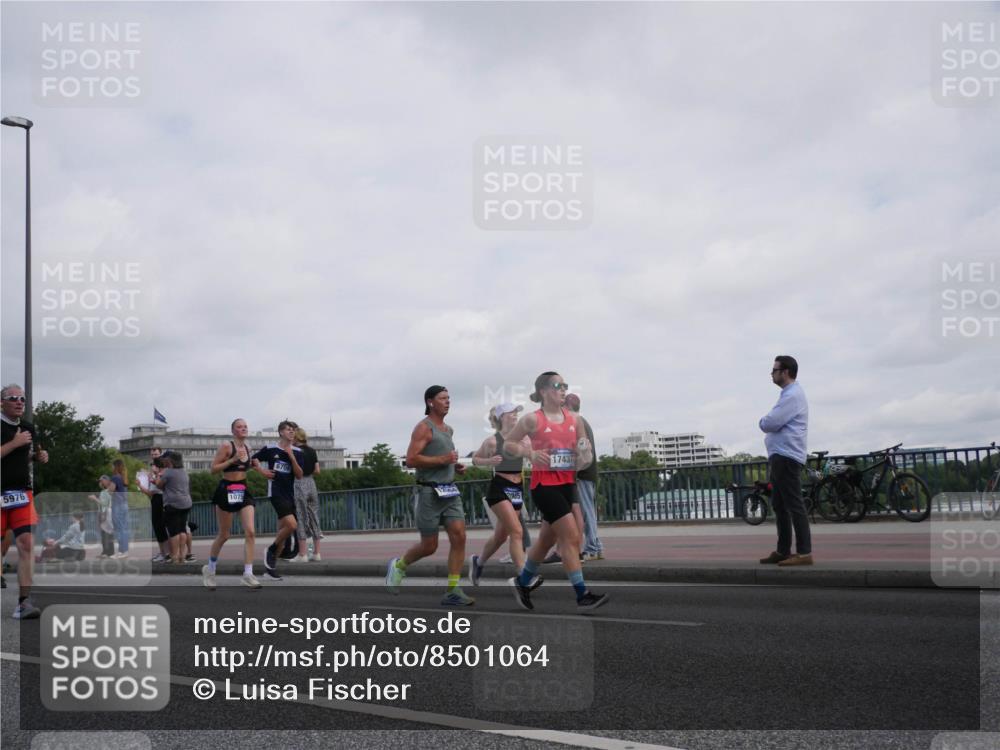 29.06.2025 - hella hamburg halbmarathon Luisa Fischer http://msf.ph/oto/8501064 29.06.2025 10:07:28 Kennedybrücke 5976, 1075, 6709, 1743, 1367, 1377, 1674, 3413, 5354, 5365, 5976, 6706, 6709, 10756 meine-sportfotos.de