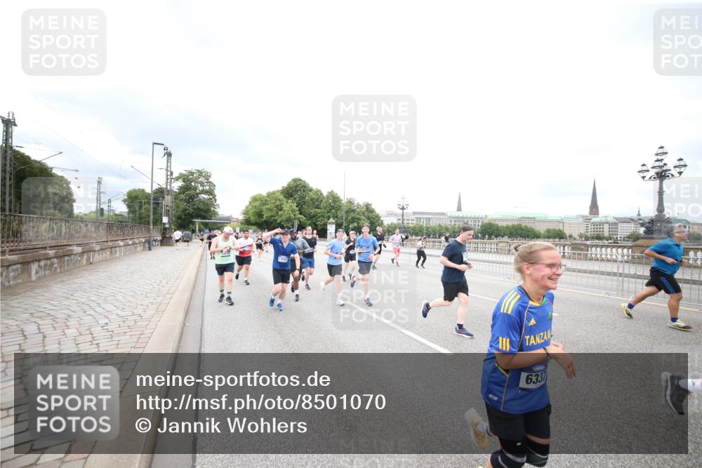 29.06.2025 - hella hamburg halbmarathon Jannik Wohlers http://msf.ph/oto/8501070 29.06.2025 10:57:40 Lombardsbrücke 1388, 2169, 2273, 2275, 3644, 3936, 4429, 5104, 5676, 5782, 6316, 6337, 7262, 7556, 7783, 7977, 7990, 8439, 8440, 8441, 8442, 8512, 8713, 8888, 9180, 9319, 9398, 9436, 9481, 9832, 10058, 10380, 10560, 10635, 10737, 10937, 11037, 11263, 11353, 11392, 11615, 11636, 11732, 12122, 13176, 13218, 13352, 13358, 13364, 13553, 13804, 14453, 14507, 14533, 14634, 14685, 15282, 15510, 15552, 15916, 16329, 16349, 17881 meine-sportfotos.de
