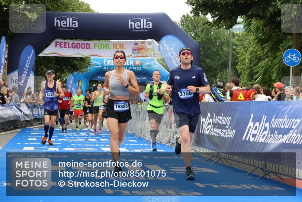 29.06.2025 - hella hamburg halbmarathon Strokosch-Dieckow http://msf.ph/oto/8501075 29.06.2025 11:10:56 Ziel 1032, 2288, 3756, 5242, 6849, 7881, 8001, 8275, 8854, 10509, 11088, 13683, 15858, 16255, 17540 meine-sportfotos.de