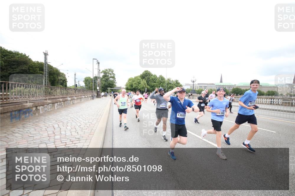 29.06.2025 - hella hamburg halbmarathon Jannik Wohlers http://msf.ph/oto/8501098 29.06.2025 10:57:41 Lombardsbrücke 1388, 2169, 2273, 2275, 3644, 3936, 4429, 5104, 5676, 5782, 6316, 6337, 6825, 7262, 7556, 7783, 7977, 7990, 8439, 8440, 8441, 8442, 8512, 8713, 8888, 9180, 9319, 9398, 9436, 9481, 9832, 10058, 10380, 10462, 10560, 10635, 10737, 10937, 11037, 11263, 11353, 11392, 11615, 11636, 11732, 12122, 13218, 13352, 13358, 13364, 13469, 13553, 13804, 14453, 14507, 14533, 14634, 14685, 15282, 15510, 15552, 15916, 16329, 16349, 17881 meine-sportfotos.de