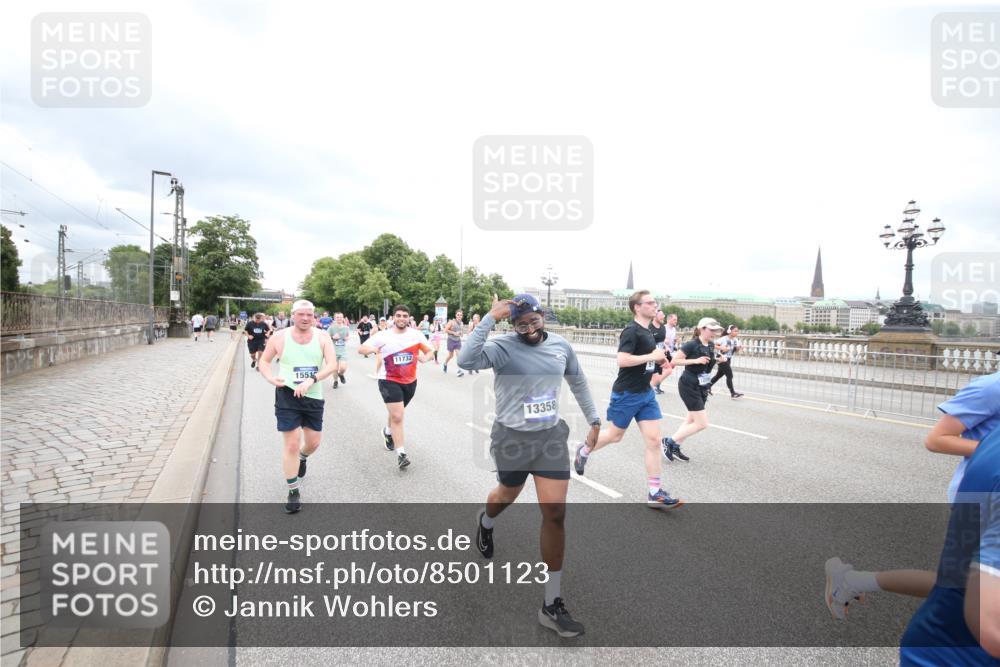 29.06.2025 - hella hamburg halbmarathon Jannik Wohlers http://msf.ph/oto/8501123 29.06.2025 10:57:41 Lombardsbrücke 1388, 2169, 2273, 2275, 3644, 3936, 4429, 5104, 5676, 5782, 6316, 6337, 6825, 7262, 7556, 7783, 7977, 7990, 8439, 8440, 8441, 8442, 8512, 8713, 8888, 9180, 9319, 9398, 9436, 9481, 9832, 10058, 10380, 10462, 10560, 10635, 10737, 10937, 11037, 11263, 11353, 11392, 11615, 11636, 11732, 12122, 13218, 13352, 13358, 13364, 13469, 13553, 13804, 14453, 14507, 14533, 14634, 14685, 15282, 15510, 15552, 15916, 16329, 16349, 17881 meine-sportfotos.de