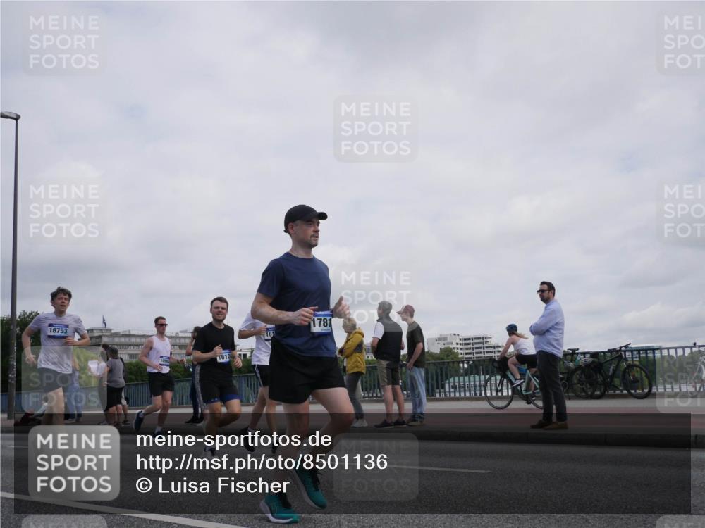 29.06.2025 - hella hamburg halbmarathon Luisa Fischer http://msf.ph/oto/8501136 29.06.2025 10:07:37 Kennedybrücke 16753, 1612, 16, 1781, 2011, 3413, 4904, 5354, 5365, 8217, 10213 meine-sportfotos.de