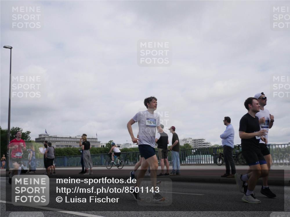 29.06.2025 - hella hamburg halbmarathon Luisa Fischer http://msf.ph/oto/8501143 29.06.2025 10:07:39 Kennedybrücke 11582, 16753, 16145, 2011, 4146, 4904, 6311, 8217, 10213 meine-sportfotos.de