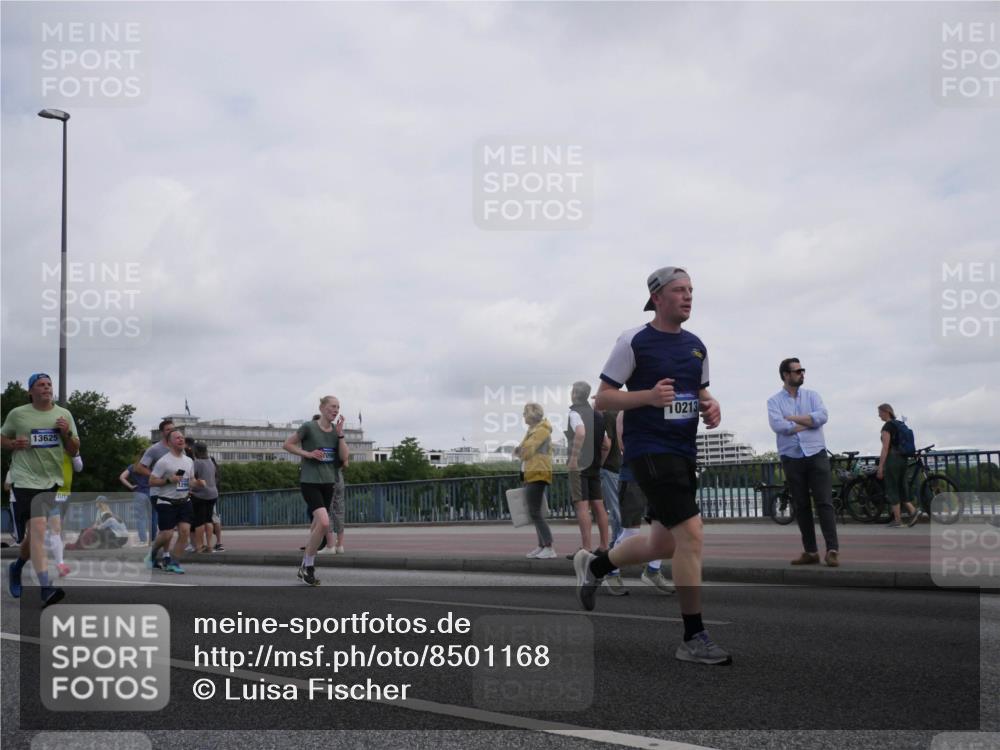 29.06.2025 - hella hamburg halbmarathon Luisa Fischer http://msf.ph/oto/8501168 29.06.2025 10:07:42 Kennedybrücke 13625, 098, 10213, 1316, 2011, 2698, 4146, 4904, 6311, 8089, 8217, 10213 meine-sportfotos.de