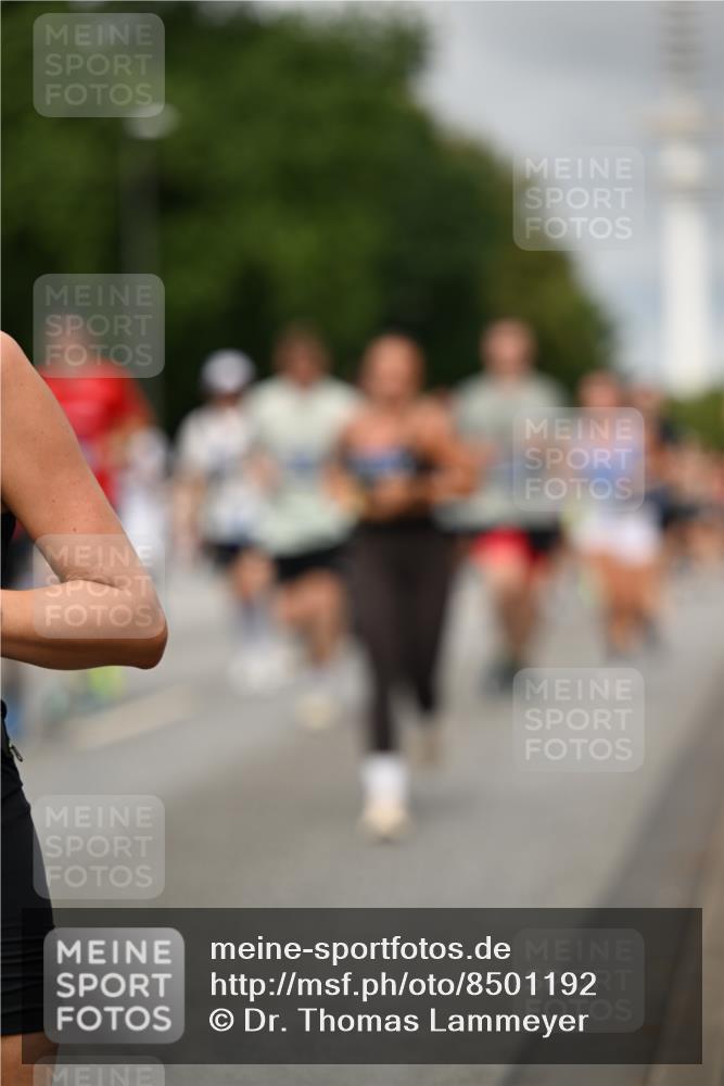 29.06.2025 - hella hamburg halbmarathon Dr. Thomas Lammeyer http://msf.ph/oto/8501192 29.06.2025 10:24:57 Kennedybrücke 1011, 2053, 2101, 2325, 2834, 2923, 2986, 3161, 3781, 3842, 4082, 4154, 4166, 4288, 4754, 4869, 5181, 5811, 5812, 6608, 6844, 6951, 7131, 8025, 8113, 8146, 8724, 8940, 9005, 9011, 9236, 9873, 9981, 10039, 10350, 10585, 10613, 10647, 10754, 11100, 11145 meine-sportfotos.de