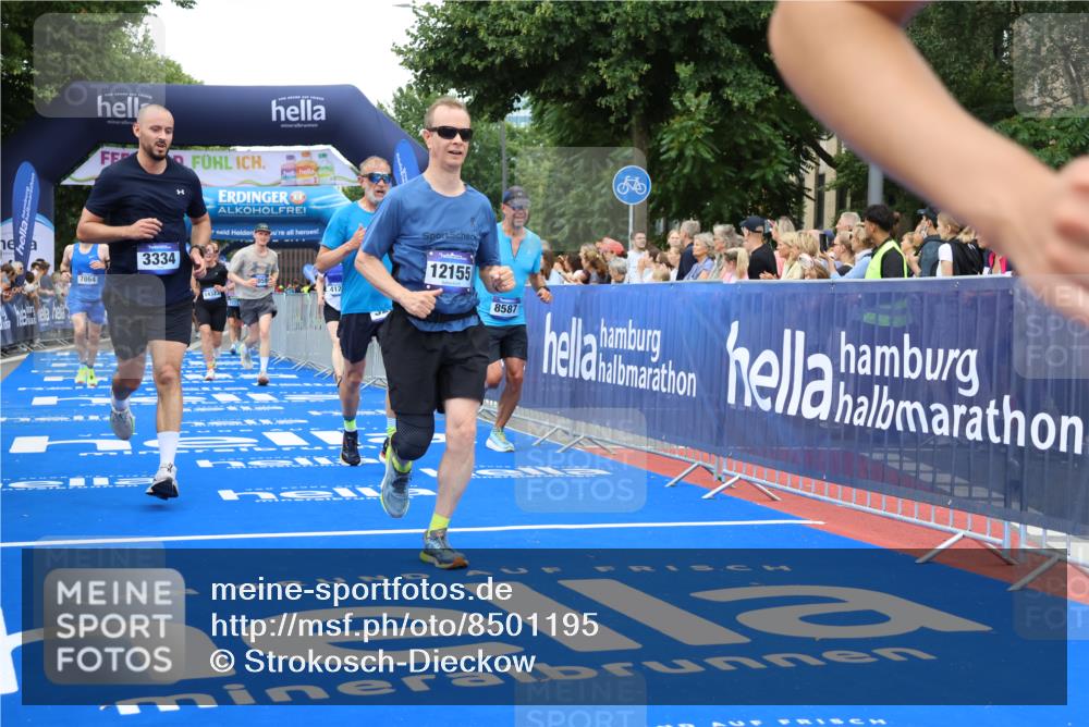 29.06.2025 - hella hamburg halbmarathon Strokosch-Dieckow http://msf.ph/oto/8501195 29.06.2025 10:53:01 Ziel 2208, 3059, 3258, 3334, 4121, 4770, 5907, 7509, 7864, 8139, 8587, 9093, 9537, 12155, 12367, 12519, 12910, 14323, 14791, 15430, 18590, 18720, 19208 meine-sportfotos.de