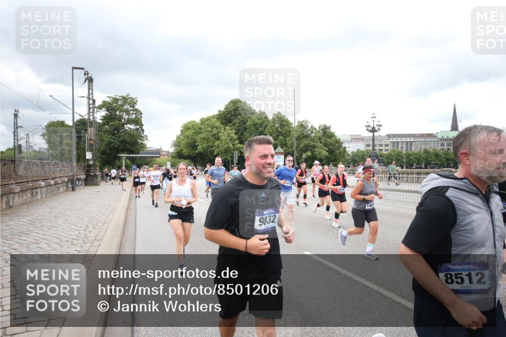 29.06.2025 - hella hamburg halbmarathon Jannik Wohlers http://msf.ph/oto/8501206 29.06.2025 10:57:47 Lombardsbrücke 1001, 1388, 1845, 2043, 2169, 2273, 2275, 3936, 4117, 4429, 5104, 5676, 5782, 6316, 6825, 7262, 7617, 7664, 7783, 7977, 7990, 8076, 8439, 8440, 8441, 8442, 8512, 8888, 9180, 9239, 9319, 9481, 9636, 9832, 10058, 10462, 10473, 10560, 10635, 10737, 10937, 11037, 11263, 11353, 11392, 11615, 11636, 11732, 12122, 12433, 13218, 13226, 13355, 13356, 13358, 13364, 13469, 13553, 13804, 14533, 14634, 14685, 15282, 15510, 15916, 16048, 16329, 16349, 16408, 17881 meine-sportfotos.de