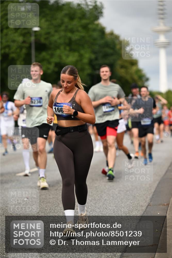 29.06.2025 - hella hamburg halbmarathon Dr. Thomas Lammeyer http://msf.ph/oto/8501239 29.06.2025 10:24:58 Kennedybrücke 1011, 2053, 2101, 2325, 2834, 2923, 2986, 3161, 3781, 3842, 4082, 4154, 4166, 4288, 4754, 4869, 5181, 5811, 5812, 6275, 6308, 6608, 6844, 6951, 7131, 8025, 8113, 8146, 8724, 8940, 9005, 9011, 9236, 9873, 9981, 10039, 10350, 10585, 10613, 10647, 10754, 11100, 11145 meine-sportfotos.de