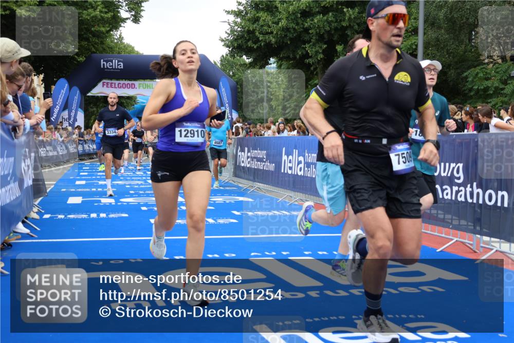 29.06.2025 - hella hamburg halbmarathon Strokosch-Dieckow http://msf.ph/oto/8501254 29.06.2025 10:53:00 Ziel 2099, 2208, 3059, 3258, 3334, 4121, 4770, 5907, 7509, 7864, 8139, 8587, 9093, 9537, 10724, 12155, 12367, 12519, 12910, 14323, 14791, 15430, 18590, 18720, 19208 meine-sportfotos.de