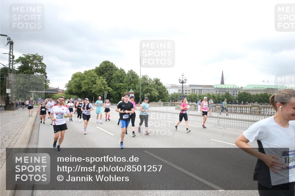 29.06.2025 - hella hamburg halbmarathon Jannik Wohlers http://msf.ph/oto/8501257 29.06.2025 10:57:50 Lombardsbrücke 1001, 1845, 2043, 2169, 2273, 2275, 3540, 4117, 5104, 5676, 5782, 6825, 7262, 7617, 7664, 7783, 7977, 7990, 8076, 8439, 8440, 8441, 8442, 8512, 8888, 9123, 9180, 9239, 9319, 9481, 9636, 9832, 10058, 10462, 10473, 10635, 10937, 11037, 11615, 11636, 11708, 12122, 12433, 13218, 13226, 13355, 13356, 13469, 14533, 14584, 14634, 15282, 15916, 16048, 16329, 16349, 16408, 16878, 17227, 17228, 17881 meine-sportfotos.de