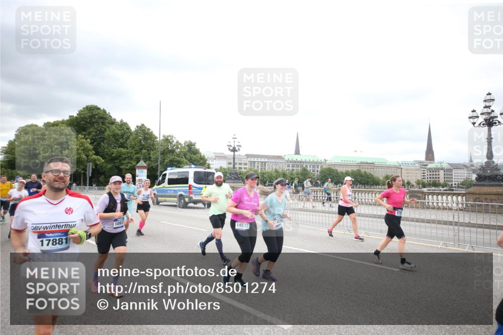 29.06.2025 - hella hamburg halbmarathon Jannik Wohlers http://msf.ph/oto/8501274 29.06.2025 10:57:52 Lombardsbrücke 1001, 1845, 2043, 2169, 2273, 2275, 3540, 4117, 5104, 5782, 5988, 6825, 7262, 7617, 7664, 7783, 8076, 8439, 8440, 8441, 8442, 8512, 8888, 9123, 9239, 9319, 9636, 10058, 10462, 10473, 10498, 10635, 10937, 11037, 11615, 11636, 11708, 12310, 12433, 13218, 13226, 13355, 13356, 13469, 14533, 14584, 14634, 15282, 15916, 15926, 16048, 16329, 16349, 16408, 16878, 17227, 17228, 17881 meine-sportfotos.de