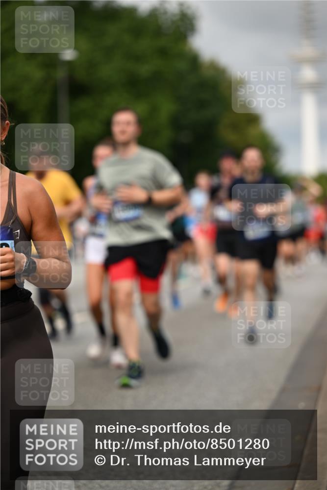 29.06.2025 - hella hamburg halbmarathon Dr. Thomas Lammeyer http://msf.ph/oto/8501280 29.06.2025 10:25:00 Kennedybrücke 1011, 2053, 2101, 2325, 2834, 2923, 2986, 3161, 3781, 3813, 3842, 4082, 4154, 4166, 4288, 4754, 4869, 5181, 5625, 5811, 5812, 6275, 6308, 6608, 6844, 6951, 7608, 8113, 8146, 8724, 8940, 9005, 9011, 9236, 9981, 10039, 10350, 10585, 10602, 10613, 11100, 11145 meine-sportfotos.de