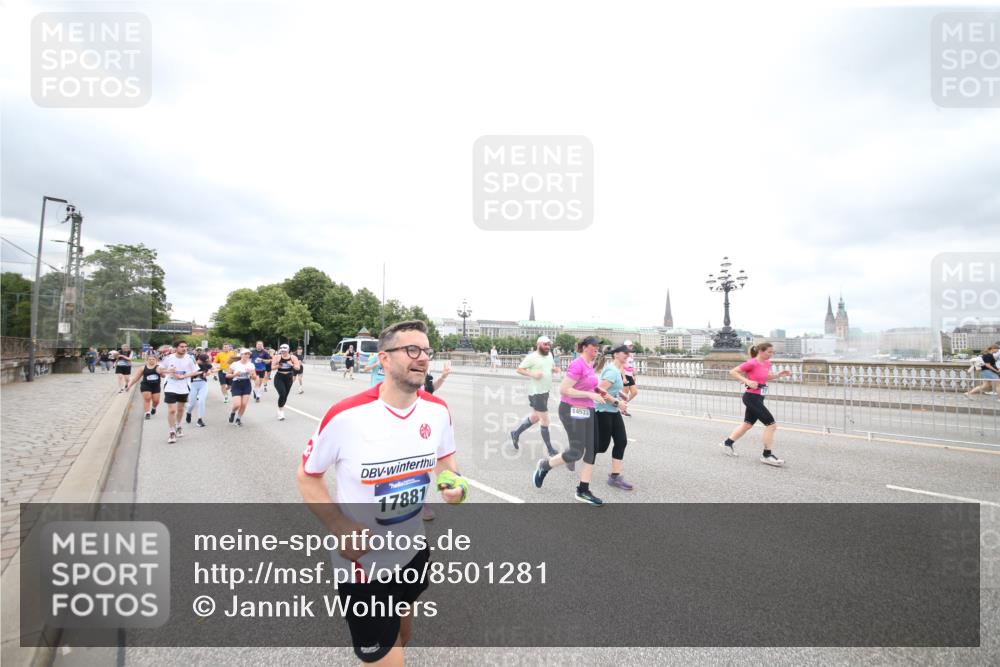 29.06.2025 - hella hamburg halbmarathon Jannik Wohlers http://msf.ph/oto/8501281 29.06.2025 10:57:53 Lombardsbrücke 1001, 1845, 2043, 2169, 2273, 2275, 3540, 3868, 4117, 5104, 5159, 5655, 5782, 5988, 6825, 7262, 7617, 7664, 7783, 8076, 8439, 8440, 8441, 8442, 8512, 8888, 9123, 9239, 9636, 10058, 10462, 10473, 10498, 10937, 11037, 11615, 11636, 11708, 12310, 12433, 13218, 13226, 13355, 13356, 13469, 14533, 14584, 14634, 15282, 15916, 15926, 16048, 16329, 16408, 16561, 16878, 17227, 17228, 17881 meine-sportfotos.de