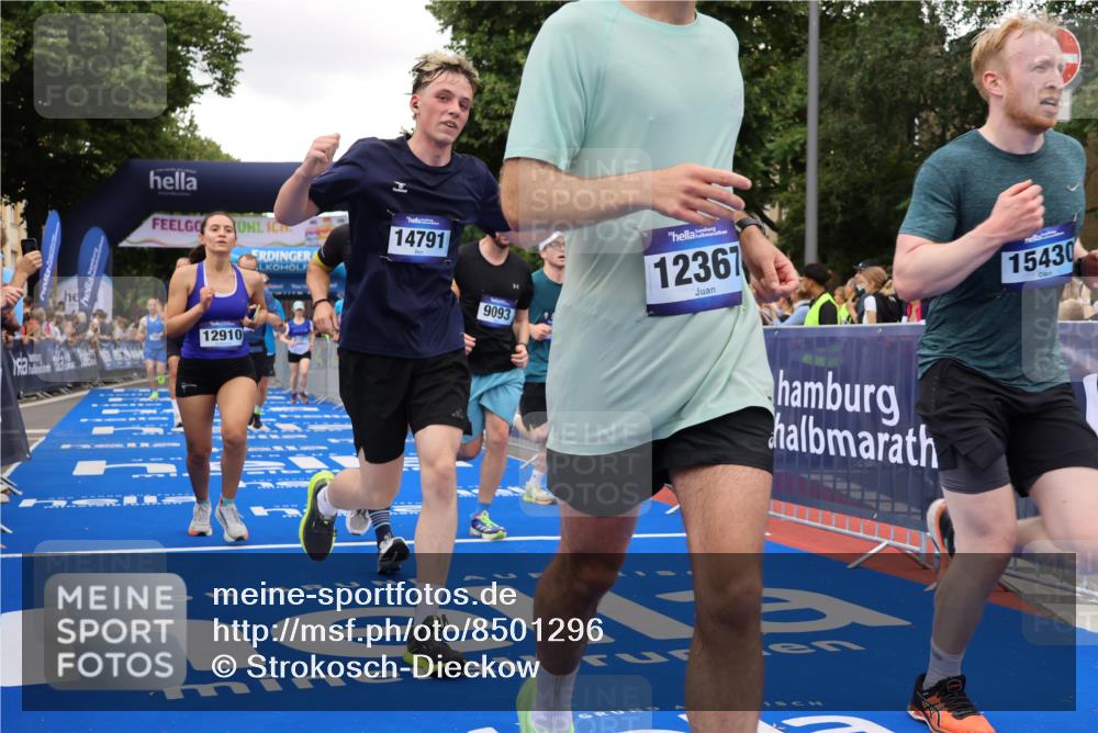 29.06.2025 - hella hamburg halbmarathon Strokosch-Dieckow http://msf.ph/oto/8501296 29.06.2025 10:53:00 Ziel 2099, 2208, 3059, 3258, 3334, 4121, 4770, 5907, 7509, 7864, 8139, 8587, 9093, 9537, 10724, 12155, 12367, 12519, 12910, 14323, 14791, 15430, 18590, 18720, 19208 meine-sportfotos.de
