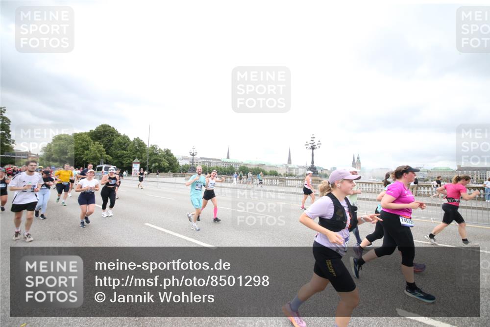29.06.2025 - hella hamburg halbmarathon Jannik Wohlers http://msf.ph/oto/8501298 29.06.2025 10:57:54 Lombardsbrücke 1001, 1845, 2043, 2169, 2273, 2275, 3540, 3868, 4117, 5104, 5159, 5655, 5782, 5988, 6825, 7262, 7617, 7664, 7783, 8076, 8439, 8440, 8441, 8442, 8512, 8888, 9123, 9239, 9636, 10058, 10462, 10473, 10498, 10937, 11037, 11615, 11636, 11708, 12023, 12024, 12310, 12433, 13218, 13226, 13355, 13356, 13469, 14533, 14584, 14634, 15282, 15916, 15926, 16048, 16329, 16408, 16561, 16878, 17227, 17228, 17881 meine-sportfotos.de