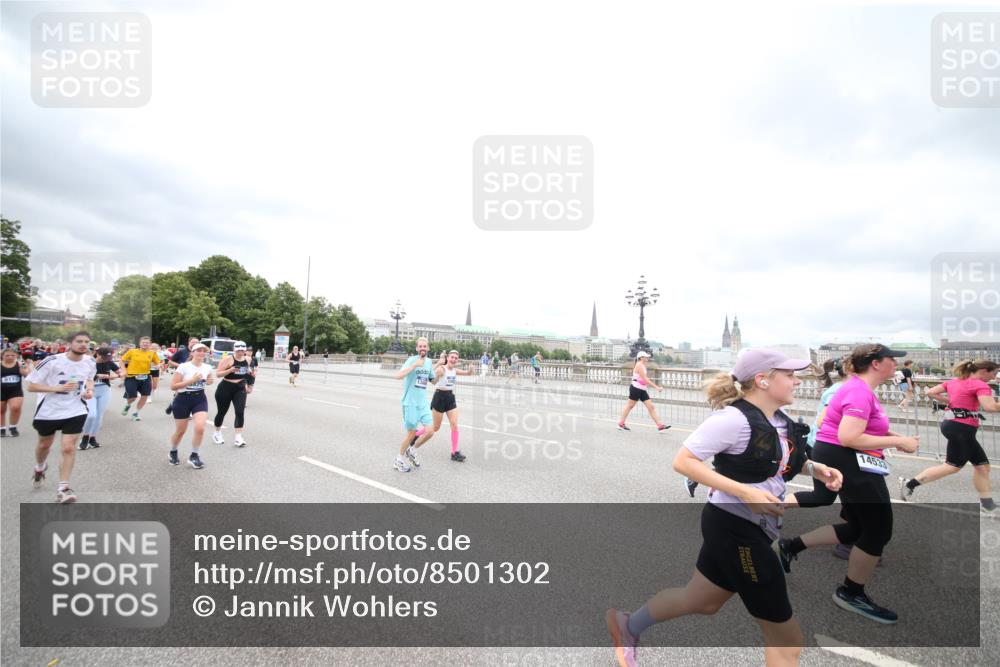 29.06.2025 - hella hamburg halbmarathon Jannik Wohlers http://msf.ph/oto/8501302 29.06.2025 10:57:54 Lombardsbrücke 1001, 1845, 2043, 2169, 2273, 2275, 3540, 3868, 4117, 5104, 5159, 5655, 5782, 5988, 6825, 7262, 7617, 7664, 7783, 8076, 8439, 8440, 8441, 8442, 8512, 8888, 9123, 9239, 9636, 10058, 10462, 10473, 10498, 10937, 11037, 11615, 11636, 11708, 12023, 12024, 12310, 12433, 13218, 13226, 13355, 13356, 13469, 14533, 14584, 14634, 15282, 15916, 15926, 16048, 16329, 16408, 16561, 16878, 17227, 17228, 17881 meine-sportfotos.de