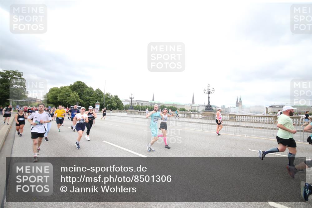 29.06.2025 - hella hamburg halbmarathon Jannik Wohlers http://msf.ph/oto/8501306 29.06.2025 10:57:54 Lombardsbrücke 1001, 1845, 2043, 2169, 2273, 2275, 3540, 3868, 4117, 5104, 5159, 5655, 5782, 5988, 6825, 7262, 7617, 7664, 7783, 8076, 8439, 8440, 8441, 8442, 8512, 8888, 9123, 9239, 9636, 10058, 10462, 10473, 10498, 10937, 11037, 11615, 11636, 11708, 12023, 12024, 12310, 12433, 13218, 13226, 13355, 13356, 13469, 14533, 14584, 14634, 15282, 15916, 15926, 16048, 16329, 16408, 16561, 16878, 17227, 17228, 17881 meine-sportfotos.de