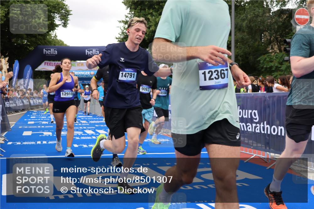 29.06.2025 - hella hamburg halbmarathon Strokosch-Dieckow http://msf.ph/oto/8501307 29.06.2025 10:53:00 Ziel 2099, 2208, 3059, 3258, 3334, 4121, 4770, 5907, 7509, 7864, 8139, 8587, 9093, 9537, 10724, 12155, 12367, 12519, 12910, 14323, 14791, 15430, 18590, 18720, 19208 meine-sportfotos.de