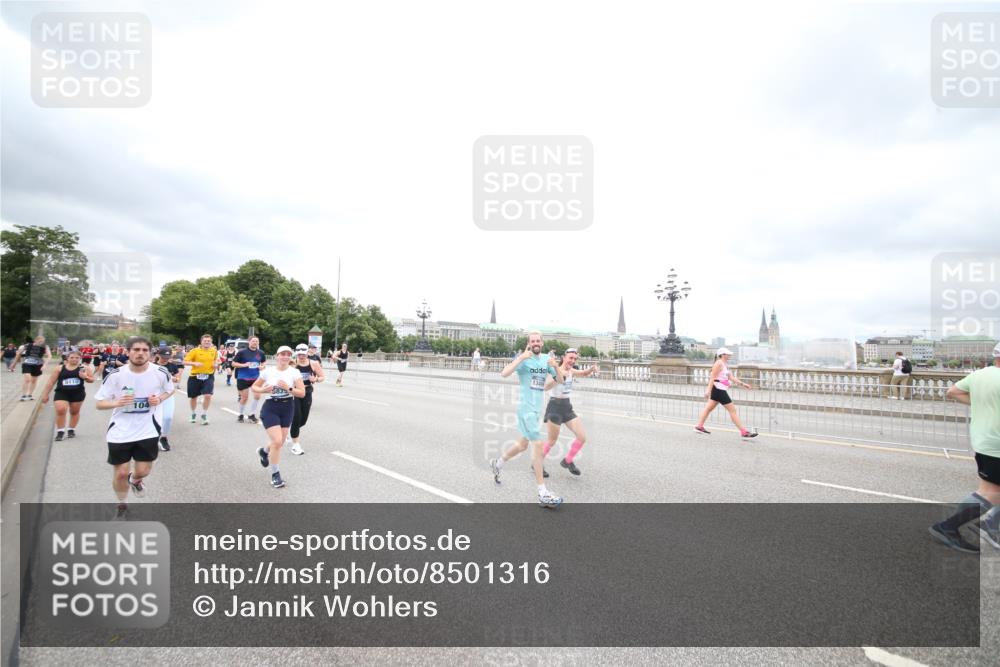 29.06.2025 - hella hamburg halbmarathon Jannik Wohlers http://msf.ph/oto/8501316 29.06.2025 10:57:54 Lombardsbrücke 1001, 1845, 2043, 2169, 2273, 2275, 3540, 3868, 4117, 5104, 5159, 5655, 5782, 5988, 6825, 7262, 7617, 7664, 7783, 8076, 8439, 8440, 8441, 8442, 8512, 8888, 9123, 9239, 9636, 10058, 10462, 10473, 10498, 10937, 11037, 11615, 11636, 11708, 12023, 12024, 12310, 12433, 13218, 13226, 13355, 13356, 13469, 14533, 14584, 14634, 15282, 15916, 15926, 16048, 16329, 16408, 16561, 16878, 17227, 17228, 17881 meine-sportfotos.de
