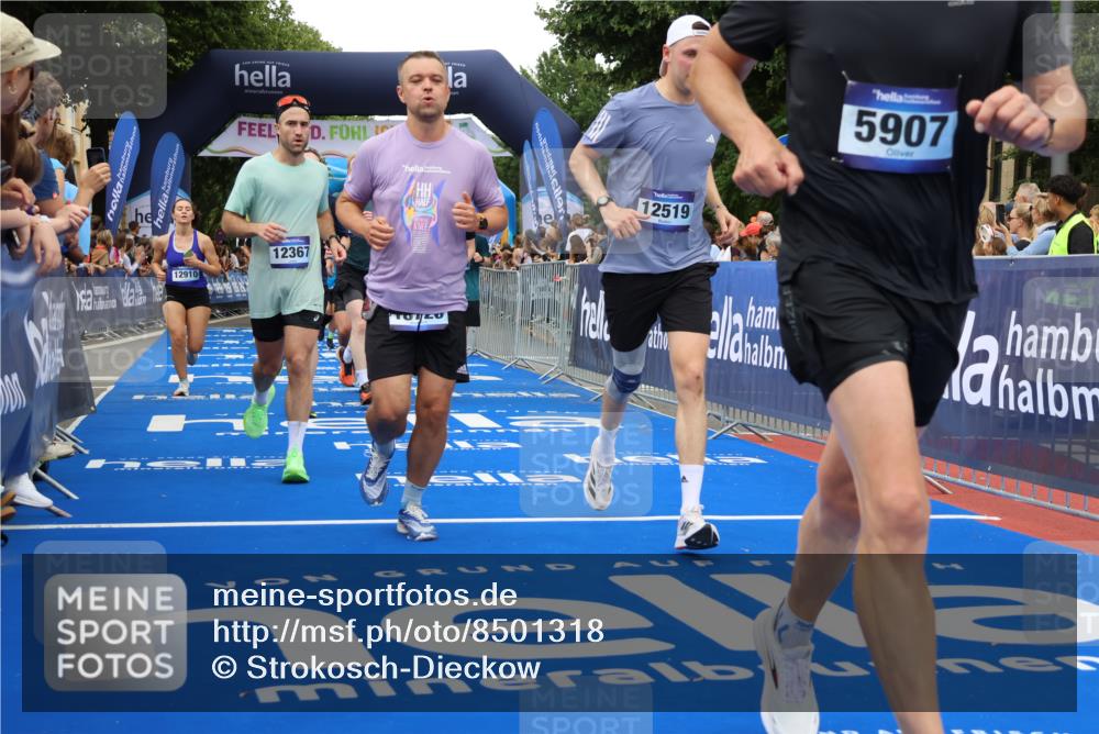 29.06.2025 - hella hamburg halbmarathon Strokosch-Dieckow http://msf.ph/oto/8501318 29.06.2025 10:52:57 Ziel 1257, 1258, 1657, 2099, 2444, 2814, 3059, 3258, 3334, 4121, 4557, 4558, 4770, 5907, 7509, 7864, 8139, 8587, 8720, 8955, 9093, 9537, 10724, 10811, 11992, 12155, 12367, 12519, 12910, 14791, 15430, 18590, 18720 meine-sportfotos.de