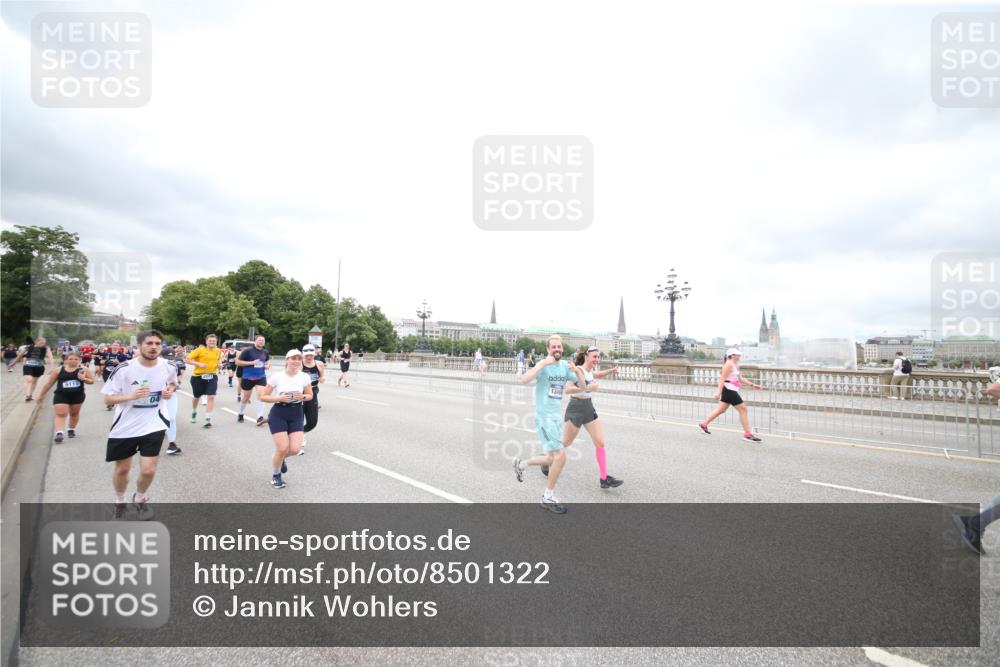 29.06.2025 - hella hamburg halbmarathon Jannik Wohlers http://msf.ph/oto/8501322 29.06.2025 10:57:54 Lombardsbrücke 1001, 1845, 2043, 2169, 2273, 2275, 3540, 3868, 4117, 5104, 5159, 5655, 5782, 5988, 6825, 7262, 7617, 7664, 7783, 8076, 8439, 8440, 8441, 8442, 8512, 8888, 9123, 9239, 9636, 10058, 10462, 10473, 10498, 10937, 11037, 11615, 11636, 11708, 12023, 12024, 12310, 12433, 13218, 13226, 13355, 13356, 13469, 14533, 14584, 14634, 15282, 15916, 15926, 16048, 16329, 16408, 16561, 16878, 17227, 17228, 17881 meine-sportfotos.de