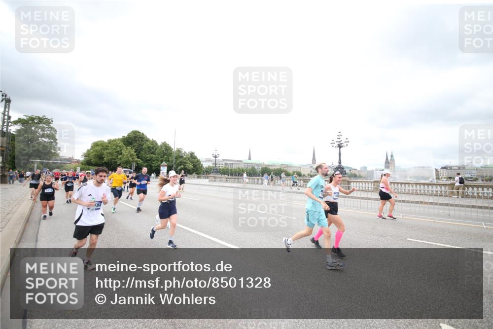 29.06.2025 - hella hamburg halbmarathon Jannik Wohlers http://msf.ph/oto/8501328 29.06.2025 10:57:55 Lombardsbrücke 1001, 1845, 2043, 2169, 2273, 2275, 3540, 3868, 4117, 5104, 5159, 5655, 5782, 5988, 6825, 7262, 7617, 7664, 7783, 8076, 8439, 8440, 8441, 8442, 8888, 9123, 9239, 9636, 10058, 10462, 10473, 10498, 10937, 11037, 11708, 12023, 12024, 12310, 12433, 13218, 13226, 13355, 13356, 13469, 14533, 14584, 14634, 15916, 15926, 16048, 16329, 16408, 16561, 16878, 17227, 17228, 17881, 18822 meine-sportfotos.de
