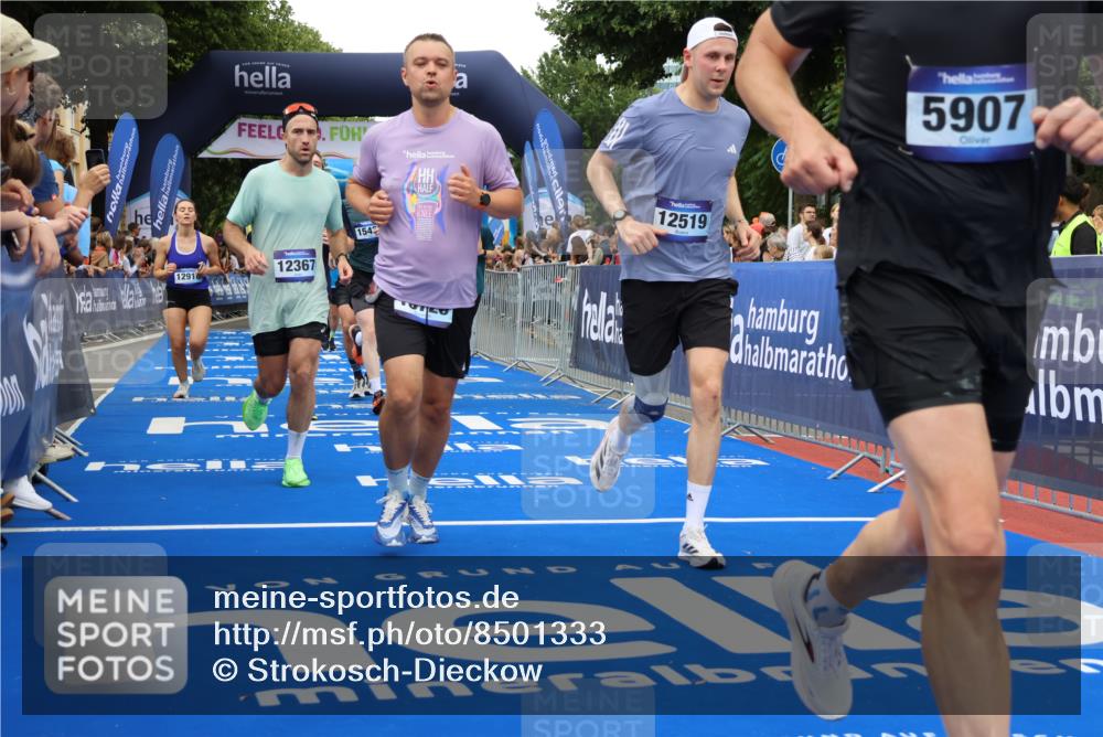 29.06.2025 - hella hamburg halbmarathon Strokosch-Dieckow http://msf.ph/oto/8501333 29.06.2025 10:52:57 Ziel 1257, 1258, 1657, 2099, 2444, 2814, 3059, 3258, 3334, 4121, 4557, 4558, 4770, 5907, 7509, 7864, 8139, 8587, 8720, 8955, 9093, 9537, 10724, 10811, 11992, 12155, 12367, 12519, 12910, 14791, 15430, 18590, 18720 meine-sportfotos.de